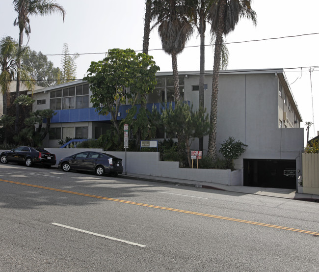 928 N San Vicente Blvd in West Hollywood, CA - Building Photo - Building Photo