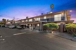 805 Tully Rd in Modesto, CA - Building Photo