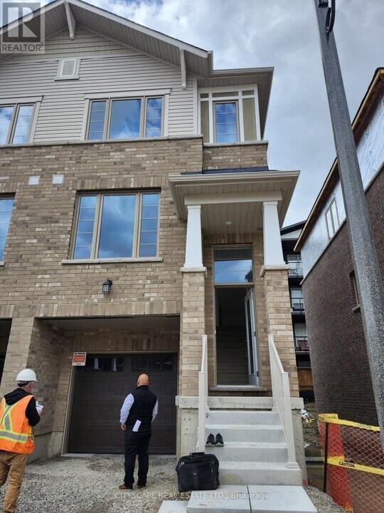 389-389 Conklin Rd in Brantford, ON - Building Photo