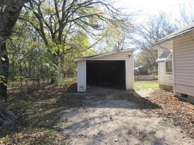 911 W 10th St in Bonham, TX - Building Photo - Building Photo