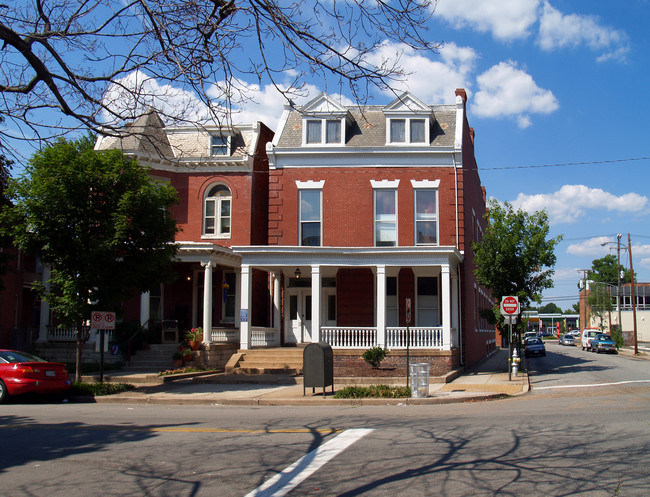 2700 W Grace St in Richmond, VA - Building Photo - Building Photo