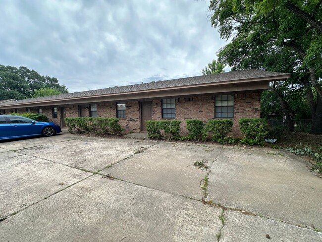 710 E O St in Russellville, AR - Foto de edificio - Building Photo