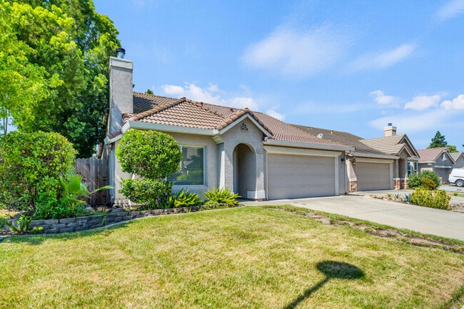 3635 Poppy Hill Way in Sacramento, CA - Building Photo - Building Photo
