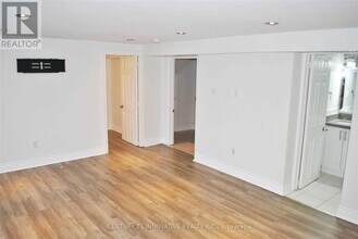 985 Victoria Park Ave in Toronto, ON - Building Photo - Building Photo