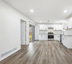 700 W Cedar St in Hurst, TX - Building Photo - Building Photo