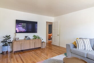 6411 Hesperia Ave in Reseda, CA - Building Photo - Building Photo