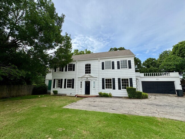 property at 2245 W Oak St