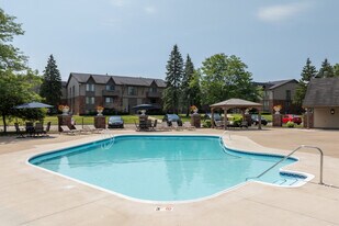 Fox Hill Glens in Grand Blanc, MI - Building Photo