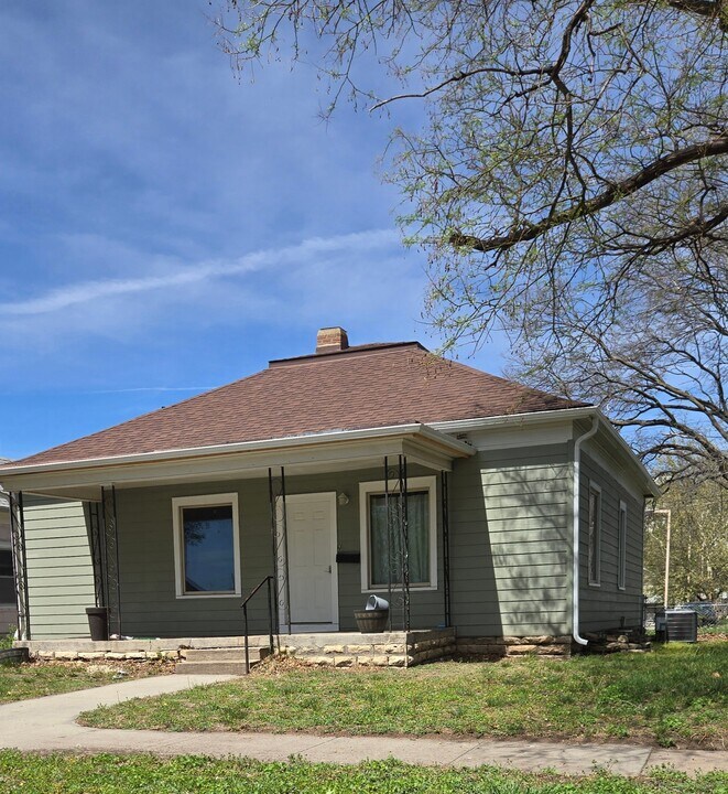 221 E 7th St in Concordia, KS - Foto de edificio