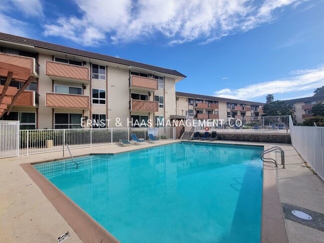 5585 E Pacific Coast Hwy in Long Beach, CA - Building Photo - Building Photo