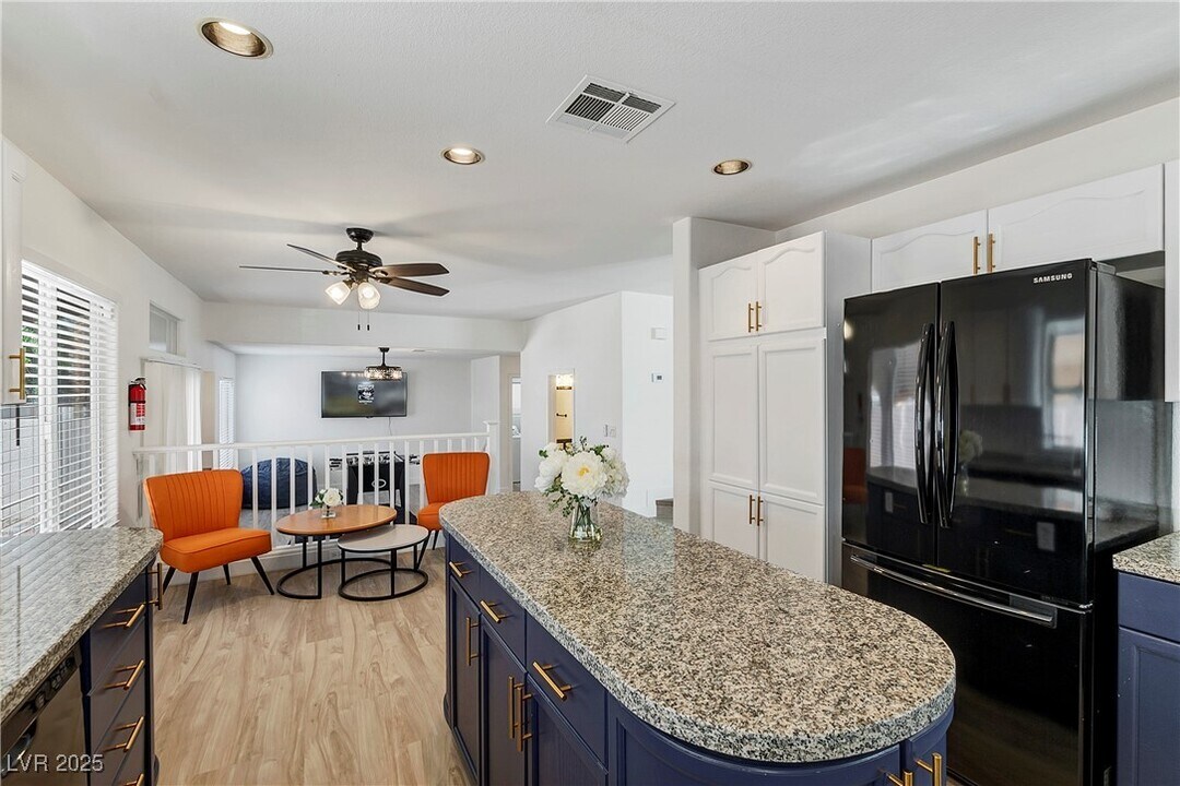 9156 Sapphire Point Ave in Las Vegas, NV - Building Photo