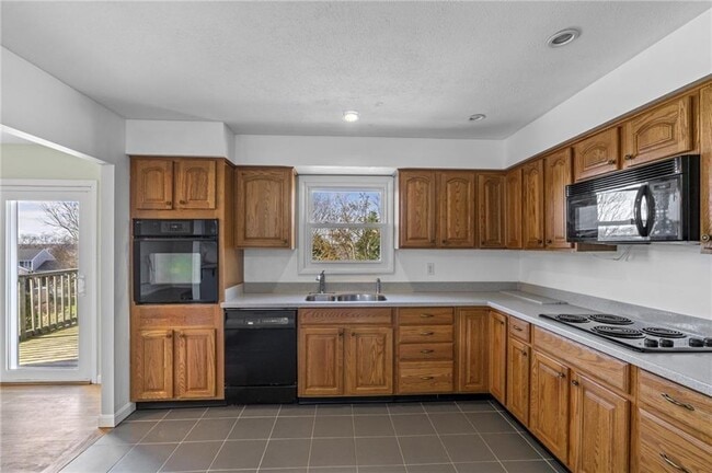 16 Pocahontas Dr in Middletown, RI - Building Photo - Building Photo