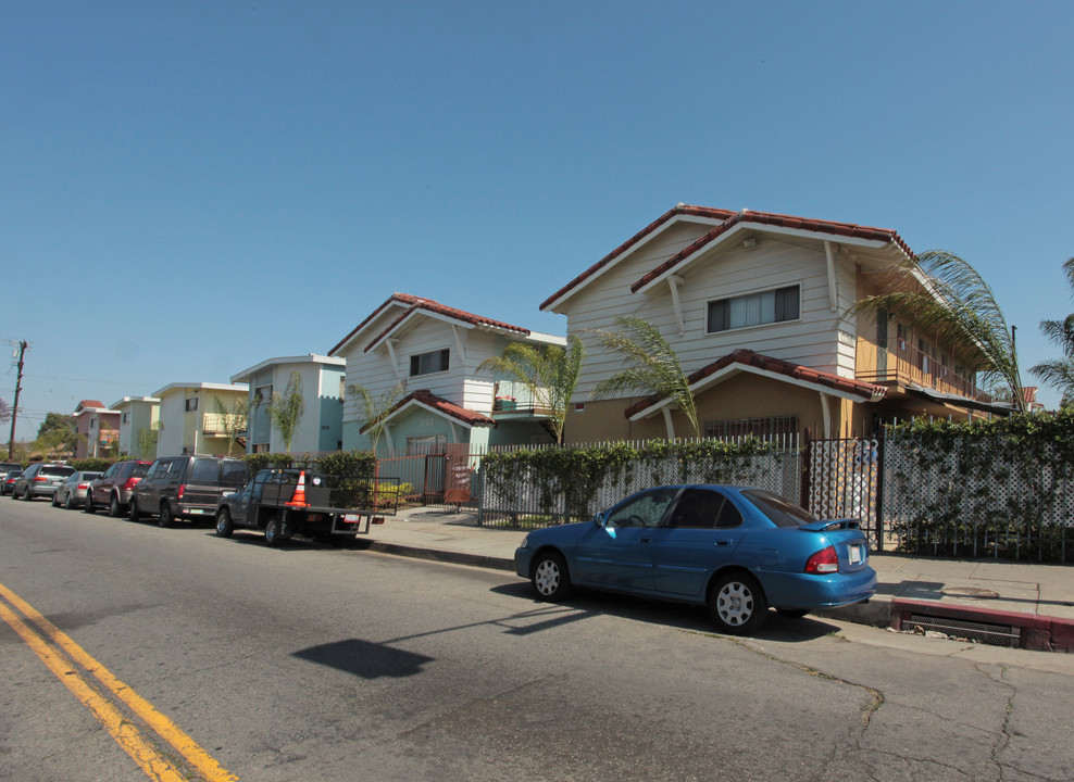 Lynwood Villas in Lynwood, CA - Building Photo