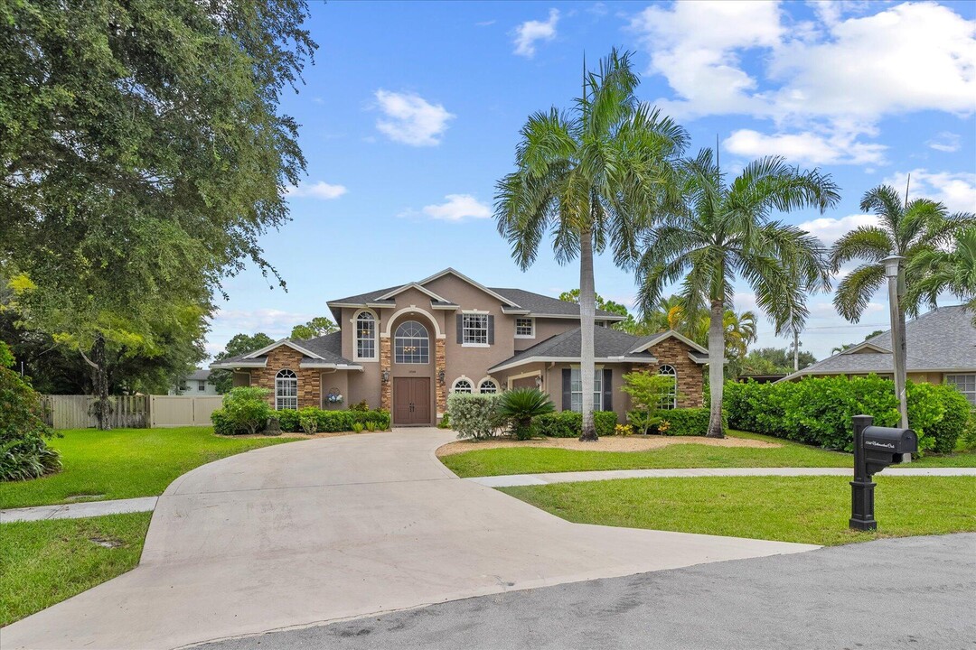 13568 Northumberland Cir in Wellington, FL - Foto de edificio