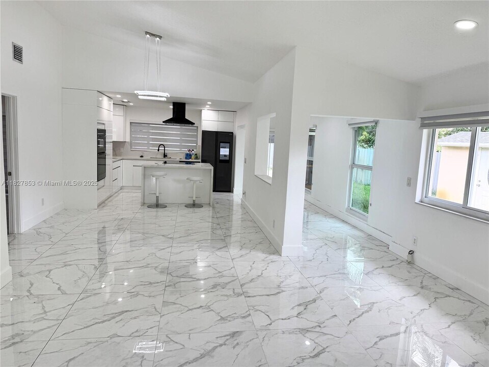 921 SW 112th Ave in Pembroke Pines, FL - Building Photo