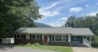 502 Greenbriar Dr in West Jefferson, NC - Building Photo