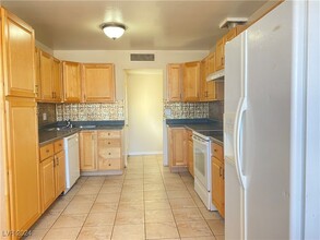 6100 Jones Cir in Las Vegas, NV - Building Photo - Building Photo