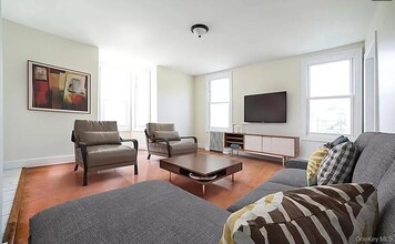 10 Locust Hill Ave in Yonkers, NY - Building Photo - Building Photo