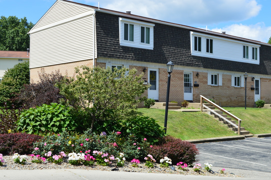 Little Acres Apartments & Townhomes in Hermitage, PA - Building Photo