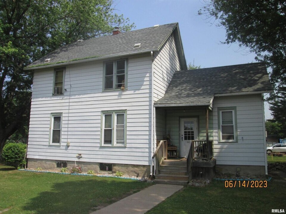 1706 Pike Rd in Savanna, IL - Building Photo