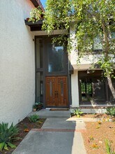 2096 McCrea Rd in Thousand Oaks, CA - Foto de edificio - Building Photo
