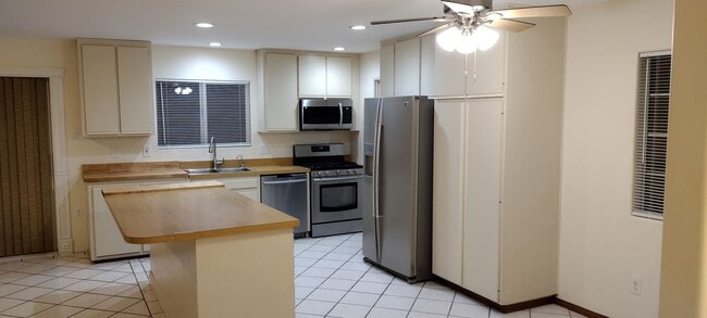 9634 Cecilwood Dr in Santee, CA - Foto de edificio - Building Photo