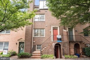 4223 N Carlin Springs Rd in Arlington, VA - Building Photo