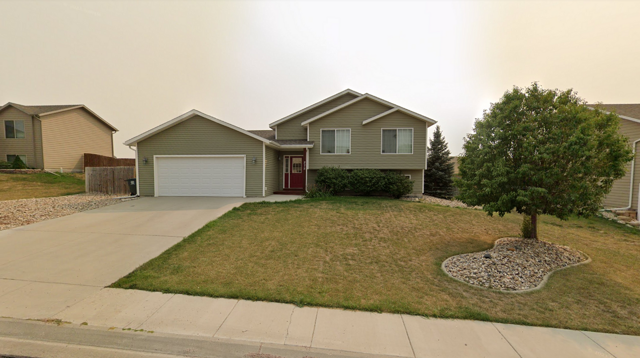 275 Edelweiss Ln in Box Elder, SD - Foto de edificio