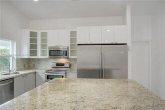 210 NE 2nd Ct in Dania Beach, FL - Building Photo - Building Photo