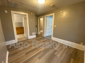 2211 Queen Ave N in Minneapolis, MN - Building Photo - Building Photo
