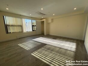 1028a Commonwealth Ave, Unit 302 in Boston, MA - Foto de edificio - Building Photo