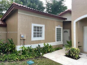 16309 Emerald Cove Rd in Weston, FL - Building Photo - Building Photo