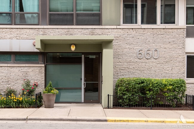 660 W Wayman St in Chicago, IL - Building Photo - Building Photo