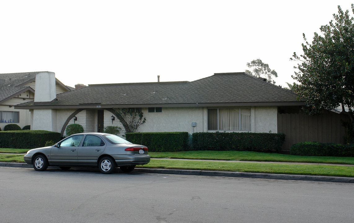 1670 W Cindy Ln in Anaheim, CA - Building Photo