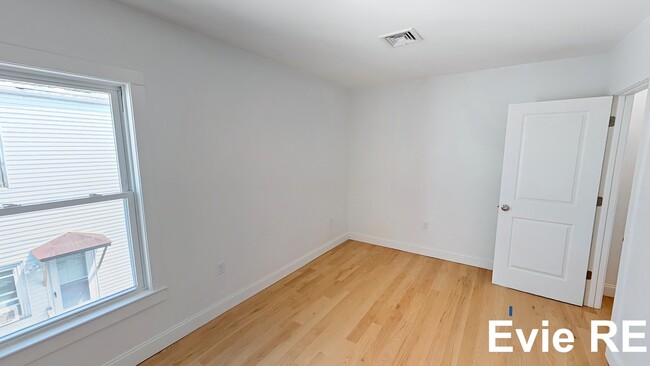 8 Hano St, Unit 8 in Boston, MA - Building Photo - Building Photo