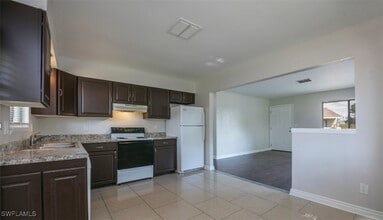 2455 Thomasson Dr in Naples, FL - Building Photo - Building Photo