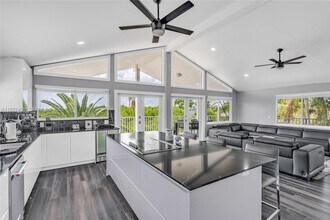 90 N Bounty Ln in Key Largo, FL - Foto de edificio - Building Photo