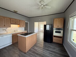 915 N Hoover Rd in Wichita, KS - Building Photo - Building Photo