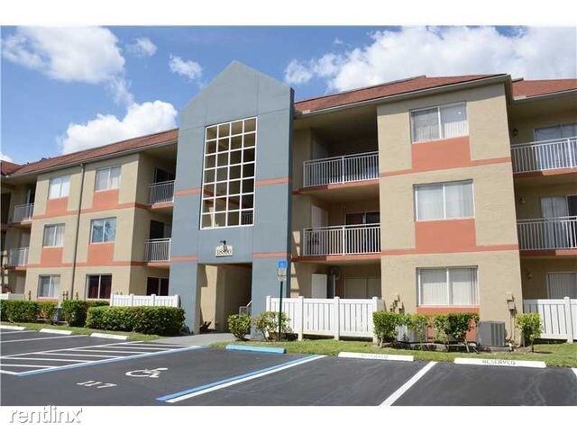 18890 NW 57th Ave in Hialeah, FL - Foto de edificio - Building Photo