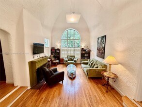 544 San Lorenzo Ave in Coral Gables, FL - Foto de edificio - Building Photo