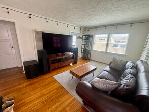 224 Palm Dr, Unit upper in Hermosa Beach, CA - Foto de edificio - Building Photo