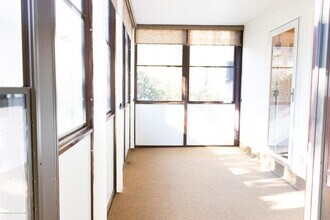 107 Amberly Dr, Unit 107 Amberly Unit B in Manalapan, NJ - Foto de edificio - Building Photo