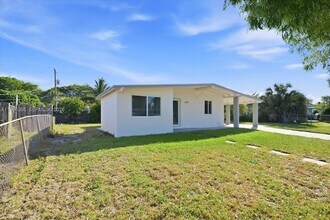 1400 NE 43rd Ct in Pompano Beach, FL - Foto de edificio - Building Photo