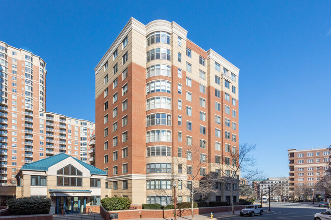 Lexington Square in Arlington, VA - Foto de edificio - Building Photo