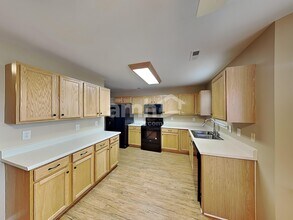 1620 Harrison Way in Spring Hill, TN - Foto de edificio - Building Photo