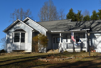 549 Sneaking Creek Dr in Hayesville, NC - Building Photo - Building Photo