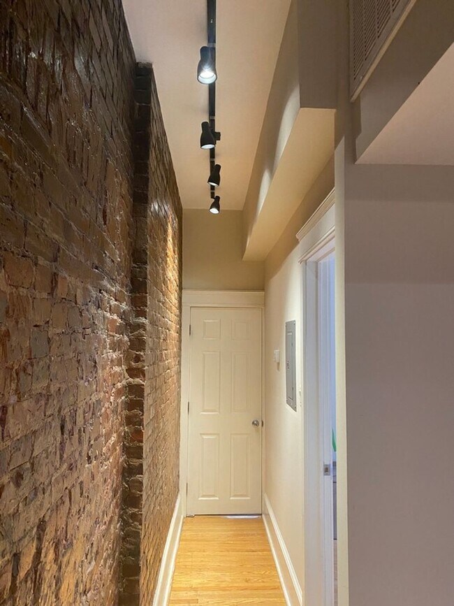 245 S 10th St in Philadelphia, PA - Building Photo - Building Photo