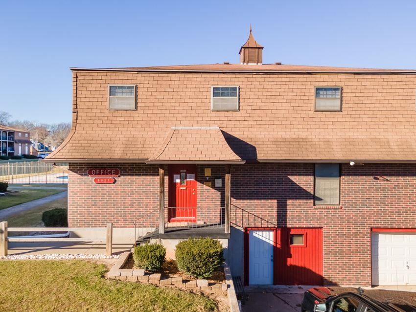3035 Puckett Rd in Kansas City, KS - Building Photo