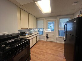 9 7th St, Unit J in Cambridge, MA - Building Photo