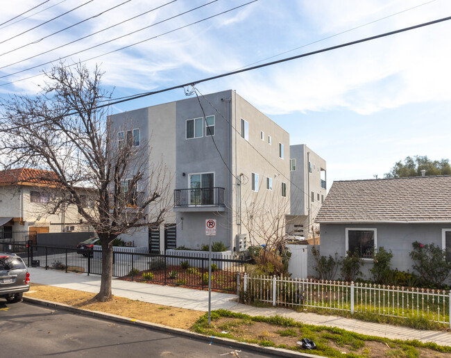 6922 Radford Ave in North Hollywood, CA - Foto de edificio - Building Photo